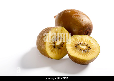 Due gold kiwi, uno dimezzato Foto Stock