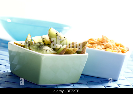 Cornflakes e fette di kiwi Foto Stock