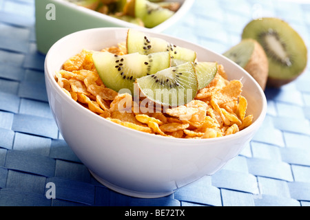 Cornflakes con fette di kiwi Foto Stock