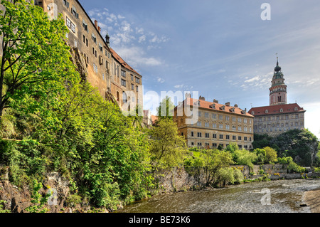 Vista dal fiume Moldava per la torre di Schloss Schwarzenberg, castello di Cesky Krumlov, Sito Patrimonio Mondiale dell'UNESCO, Boemia, ceco Foto Stock