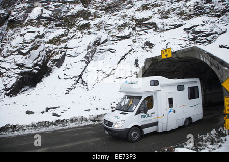 Camper e Homer Tunnel in inverno, Milford Road, Parco Nazionale di Fiordland, Isola del Sud, Nuova Zelanda Foto Stock