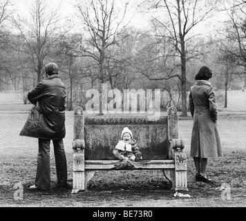 Gridando bambino, i genitori in contrasto, Lipsia, REPUBBLICA DEMOCRATICA TEDESCA, la Germania Est, foto storiche, circa 1978 Foto Stock