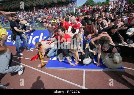 I fan della SC Freiburg la carica attraverso il campo dopo 5:2 vittoria contro TuS Koblenz, promozione per il tedesco della premier league Foto Stock