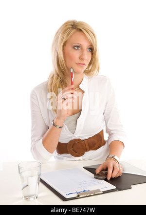 Giovane donna bionda con un clipboard Foto Stock