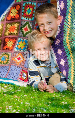 Due ragazzi, 7 e 5, il peering al di fuori della loro tenda