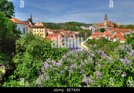 Vista del centro storico e sul fiume Moldava, con la torre del castello di Cesky Krumlov, Cesky Krumau, Sito Patrimonio Mondiale dell'UNESCO, Bohem Foto Stock