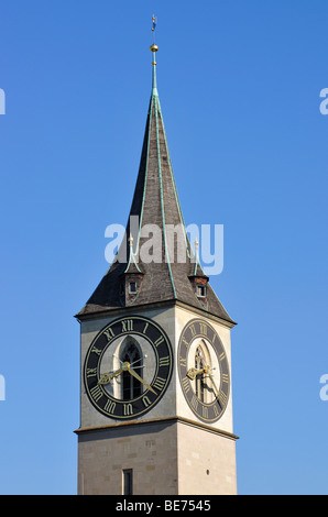 Quadrante dell'orologio sulla chiesa di San Pietro, con 8,70 m di diametro più grande clockface in Europa, Zurigo, Svizzera, Europa Foto Stock