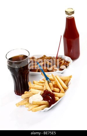 Il fast food, salsiccia Currywurst, patatine fritte, un coke e il ketchup Foto Stock