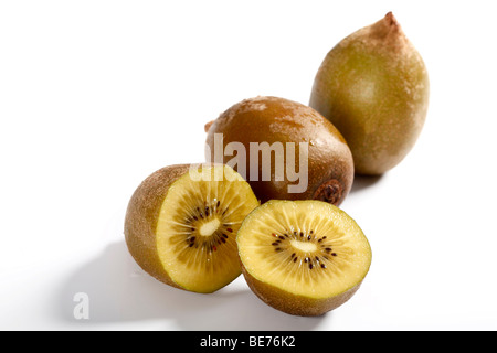 Oro kiwi, uno dimezzato Foto Stock