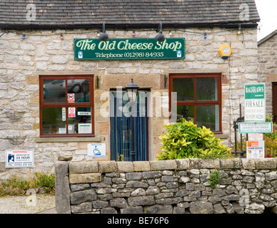 Il vecchio negozio di formaggi in Hartington Village, il Peak District Derbyshire England Regno Unito Foto Stock