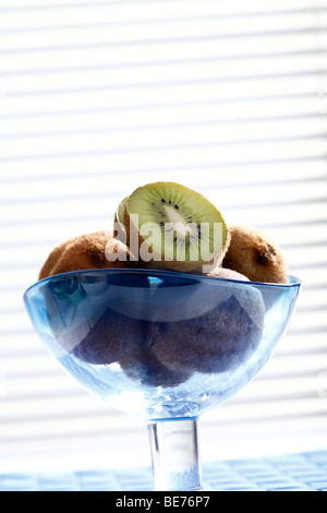 Kiwi in una ciotola Foto Stock