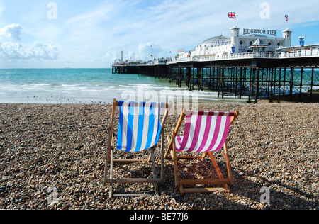 Sedie a sdraio sulla spiaggia di Brighton Foto Stock