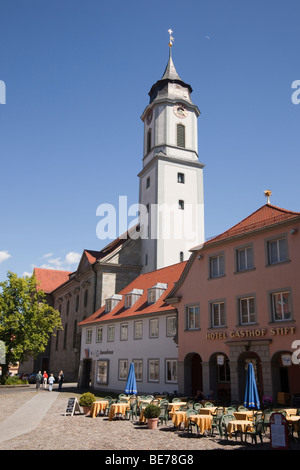 Marktplatz, Lindau, Baviera, Germania. Cattolica Lieben Munster St Mary e pavement cafe nel pittoresco centro storico (Altstadt) Foto Stock