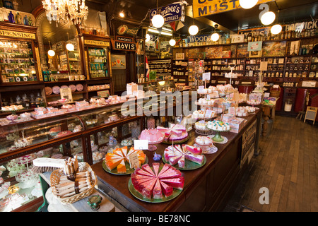 Regno Unito, Inghilterra, Yorkshire, Haworth, Main Street, Rose e Co speziale shop interno, visualizzazione di vecchio stile articoli da toeletta Foto Stock