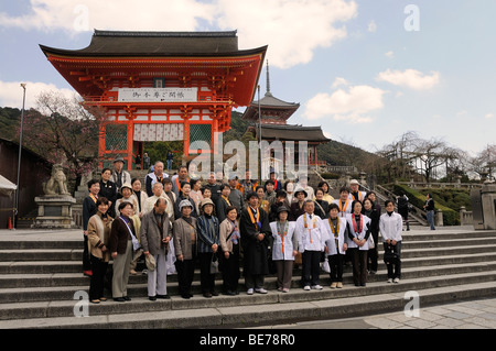 Gruppo di pellegrini, Kiyomizu-dera tempio, Kyoto, Giappone, Asia Foto Stock