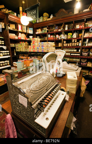 Regno Unito, Inghilterra, Yorkshire, Haworth, Main Street, Rose e Co speziale shop interno, vecchio negozio di generi alimentari Foto Stock