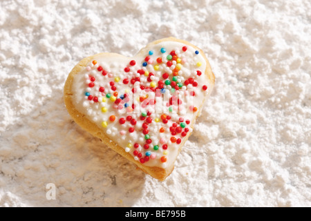 A forma di cuore cookie di frolla con zucchero perle di zucchero a velo Foto Stock