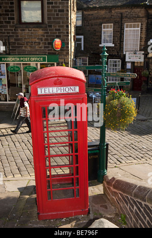 Regno Unito, Inghilterra, Yorkshire, Haworth, Main Street, K6 casella telefono dal sagrato passi Foto Stock