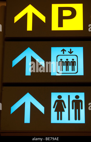 Il Changi International Airport, sala partenze, sign-board, pittogrammi, area parcheggio, ascensore, servizi igienici, Singapore, Sud-est una Foto Stock