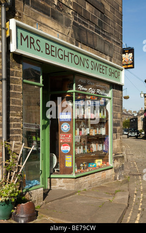 Regno Unito, Inghilterra, Yorkshire, Haworth, Main Street, Onorevole Beightons dolce tradizionale shop Foto Stock