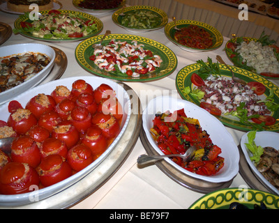 Il cibo a buffet con piatti tipici italiani e cibo visualizzato sul Italiano piatti in ceramica Foto Stock