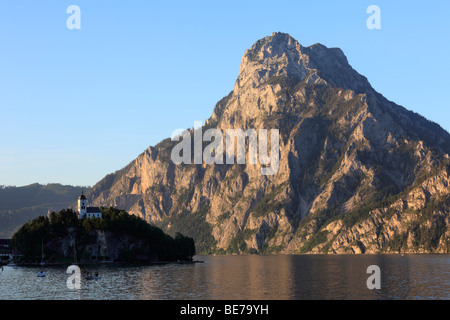 Chiesa di San Giovanni Evangelista in Traunkirchen, Monte Traunstein, Lago Traun, Salzkammergut, Austria superiore, Austria, Europa Foto Stock