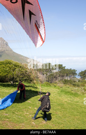 I parapendii sulla collina di segnale Foto Stock