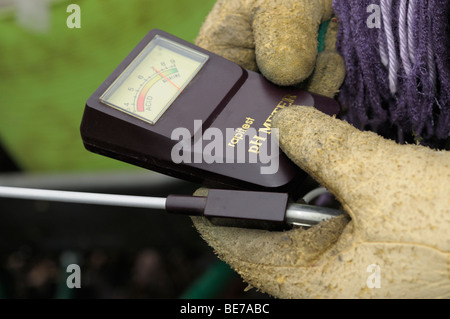 Tenendo un terreno MISURATORE DI PH. Foto Stock