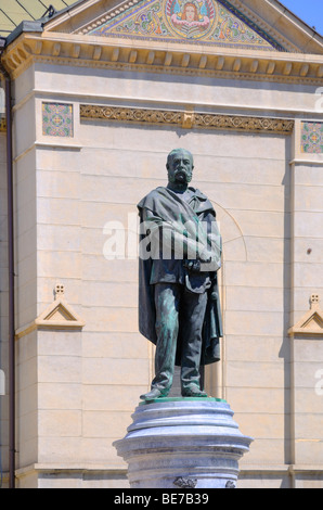 Zagabria, Croazia. Petar Preradovic (poeta croato: 1818 - 1872) in Trg Petra Preradovica (quadrato) Foto Stock