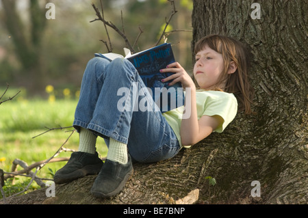 Ragazza giovane leggendo Harry Potter prenota Foto Stock