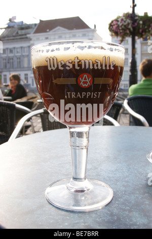 Westmalle Dubbel Birra Trappista presso un bar cafe sul Graslei, Gent, Belgio, pub tabella bevande bicchieri stampati Foto Stock