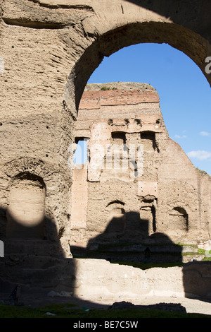 Dettaglio di rosso gli archi in mattoni a Caracalla antichi bagni termali a Roma, Italia Foto Stock