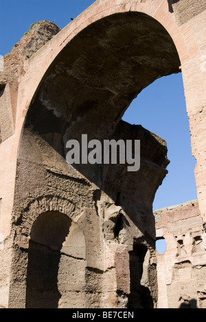 Dettaglio di rosso gli archi in mattoni a Caracalla antichi bagni termali a Roma, Italia Foto Stock