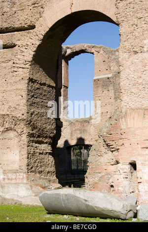 Dettaglio di rosso gli archi in mattoni a Caracalla antichi bagni termali a Roma, Italia Foto Stock