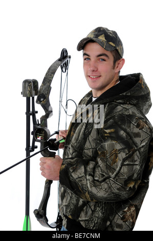 Giovane cacciatore con camo e arco e frecce isolate su uno sfondo bianco. Foto Stock