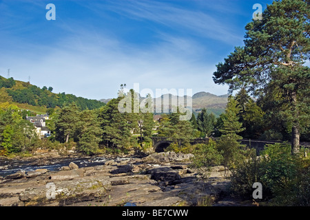 Le Cascate di Dochart a Killin in Scozia su una soleggiata giornata autunnale Foto Stock