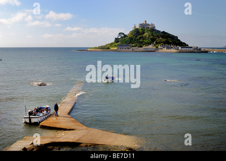 I turisti tenendo il passeggero in traghetto per St Michaels Mount Foto Stock