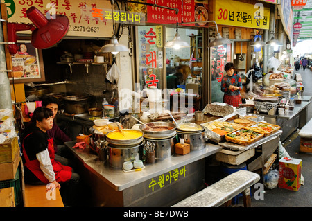 Cibo coreano, piccolo ristorante, il cibo in stallo in un mercato di Seoul, Corea del Sud, Asia Foto Stock