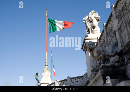 Bandiera Italiana sopra l Altare della Patria monumento di Roma Italia Foto Stock