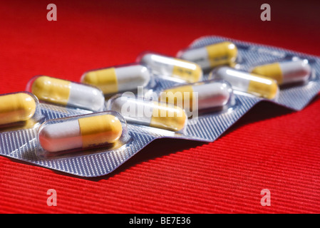 Blister contenente capsule di un farmaco antivirale (un inibitore della neuraminidasi) usato per il trattamento di influenza A(H1N1) Foto Stock