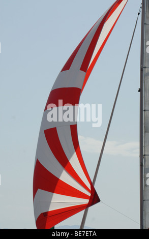 Rossa e bianca vela di barca a vela Foto Stock