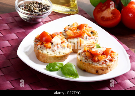 Bruschetta con pomodoro, mozzarella e basilico Foto Stock