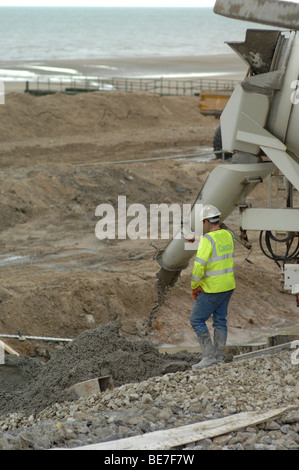 Costruzione delle difese del mare a Hythe Beach, Kent Foto Stock