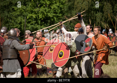 Guerrieri vichinghi facendo battaglia in un viking rievocazione festival in Danimarca Foto Stock