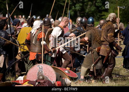 Guerrieri vichinghi facendo battaglia in un viking rievocazione festival in Danimarca Foto Stock