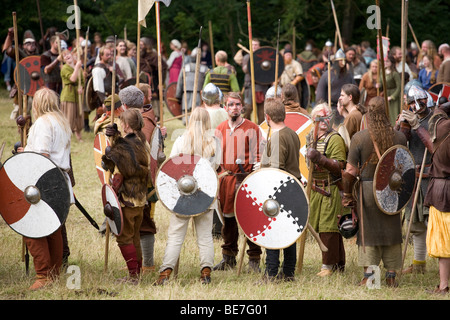 Viking guerrieri di ritorno dalla battaglia di un Viking rievocazione festival in Danimarca Foto Stock