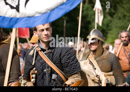 Viking guerrieri di ritorno dalla battaglia di un Viking rievocazione festival in Danimarca Foto Stock