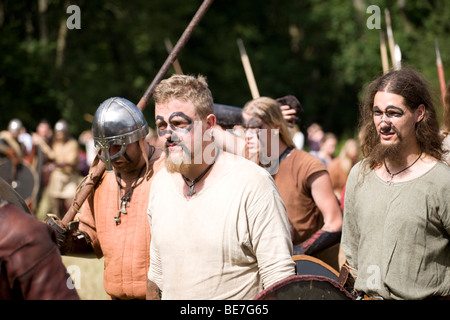 Viking guerrieri di ritorno dalla battaglia di un Viking rievocazione festival in Danimarca Foto Stock