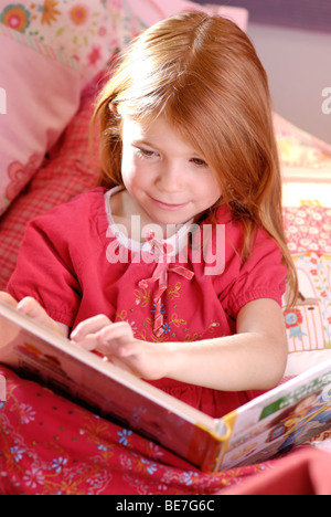 Bambina la lettura di un libro di fotografia Foto Stock