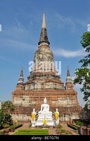 Statue di Buddha di fronte al grande Chedi Chaya Mongkol, Wat Yai Chai Mongkon, Ayutthaya, Thailandia, Asia Foto Stock